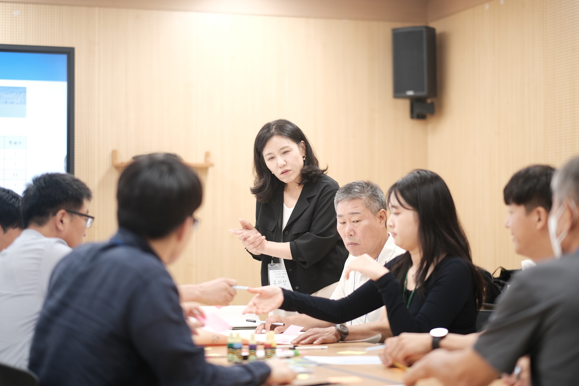 진행자와 참여자들이 자료를 살피며 의견을 나누는 워크숍